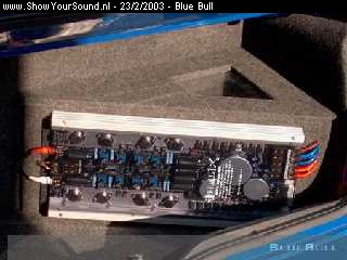 showyoursound.nl - Blue Bulls Ice Install . . . - Blue Bull - 36.jpg - Ook de driehoek moet afgesloten worden zodat de zekeringen beschermd zijn . . .